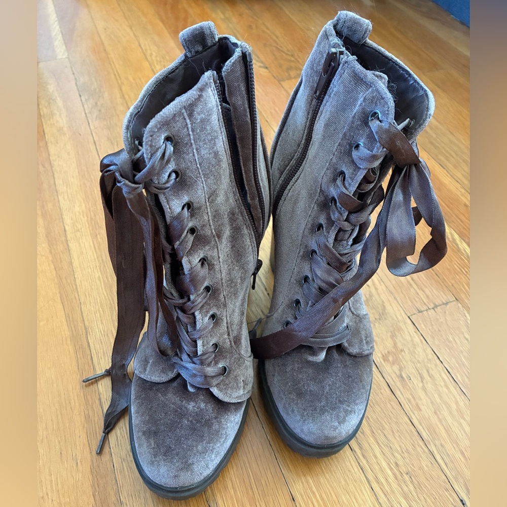 Steve Madden Gray Lace-Up Women's Boots brown velvet